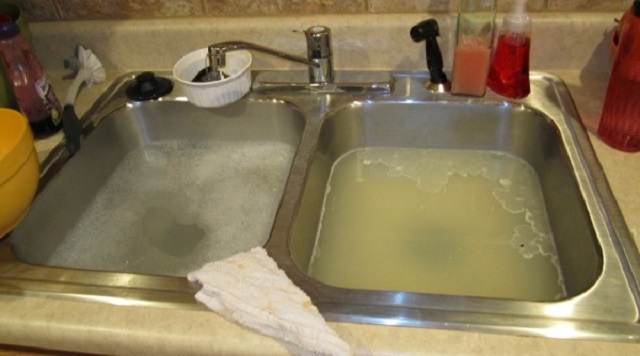 Nước bị ứ đọng gây ra hôi thối.