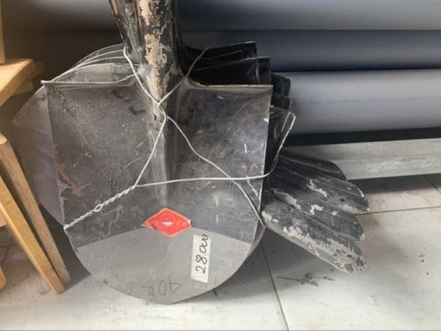 Hãy chuẩn bị một số dụng cụ nông nghiệp.