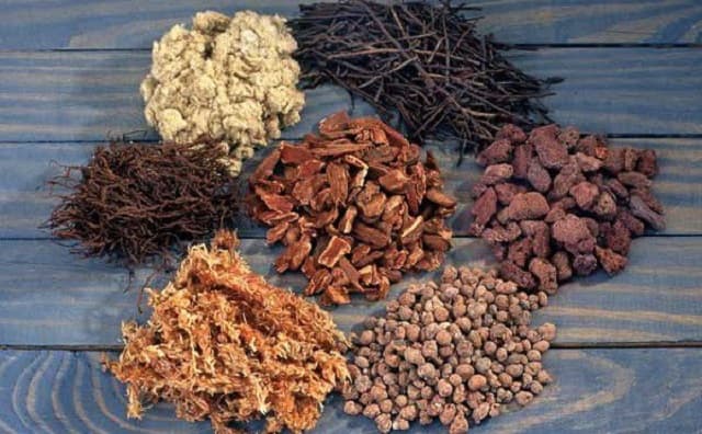 Xử lý vỏ thông sạch sẽ bằng cách ngâm nước vôi trong khoảng 3 ngày