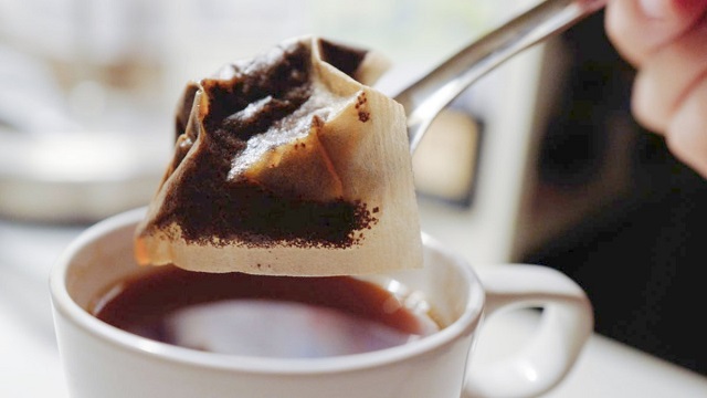 Dùng bã trà ủ làm phân bón rất tốt cho cây trồng