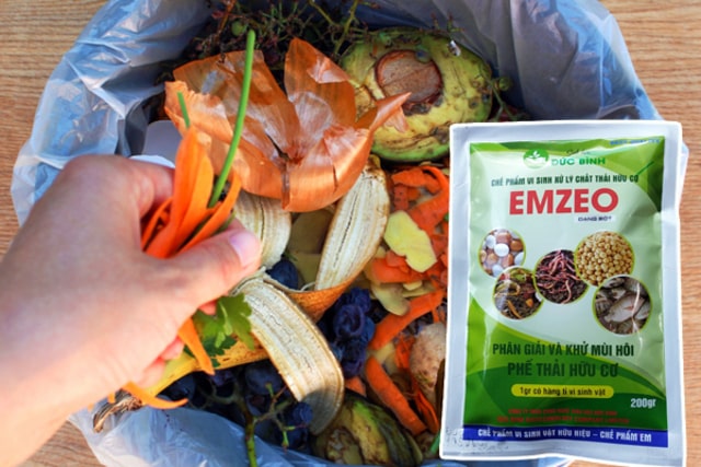 Để có phân hữu cơ ủ từ rau củ, thức ăn thừa đảm bảo chất lượng, bạn cần bổ sung chế phẩm sinh học EMZEO