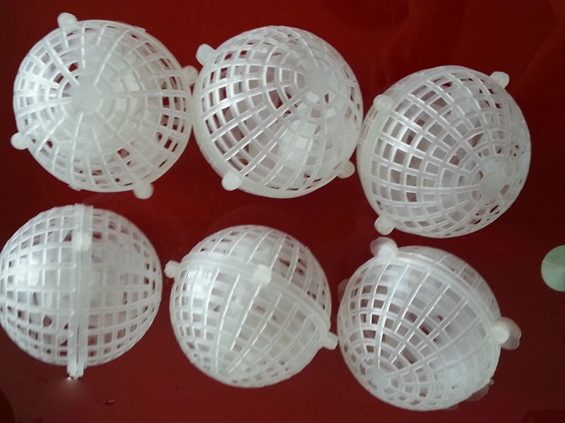 Giá thể dạng cầu thường được ứng dụng trong các hệ thống lọc sinh học