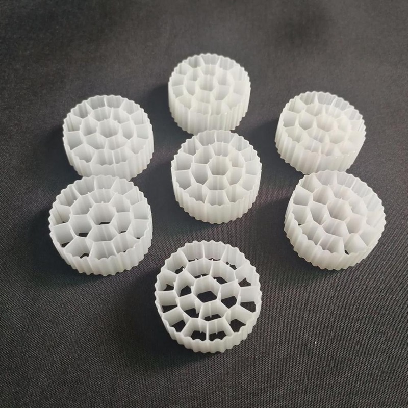 MBBR có thể chuyển động tự do trong bể, tăng cường sự tiếp xúc giữa vi sinh vật và chất ô nhiễm