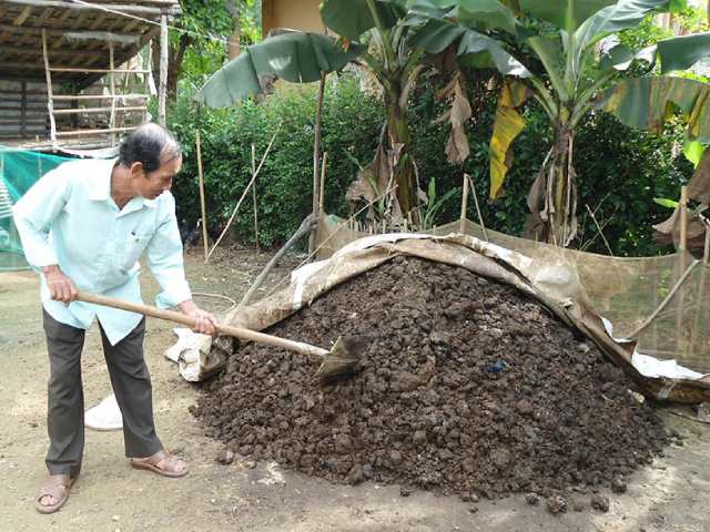 Thực hiện ủ rác sinh học